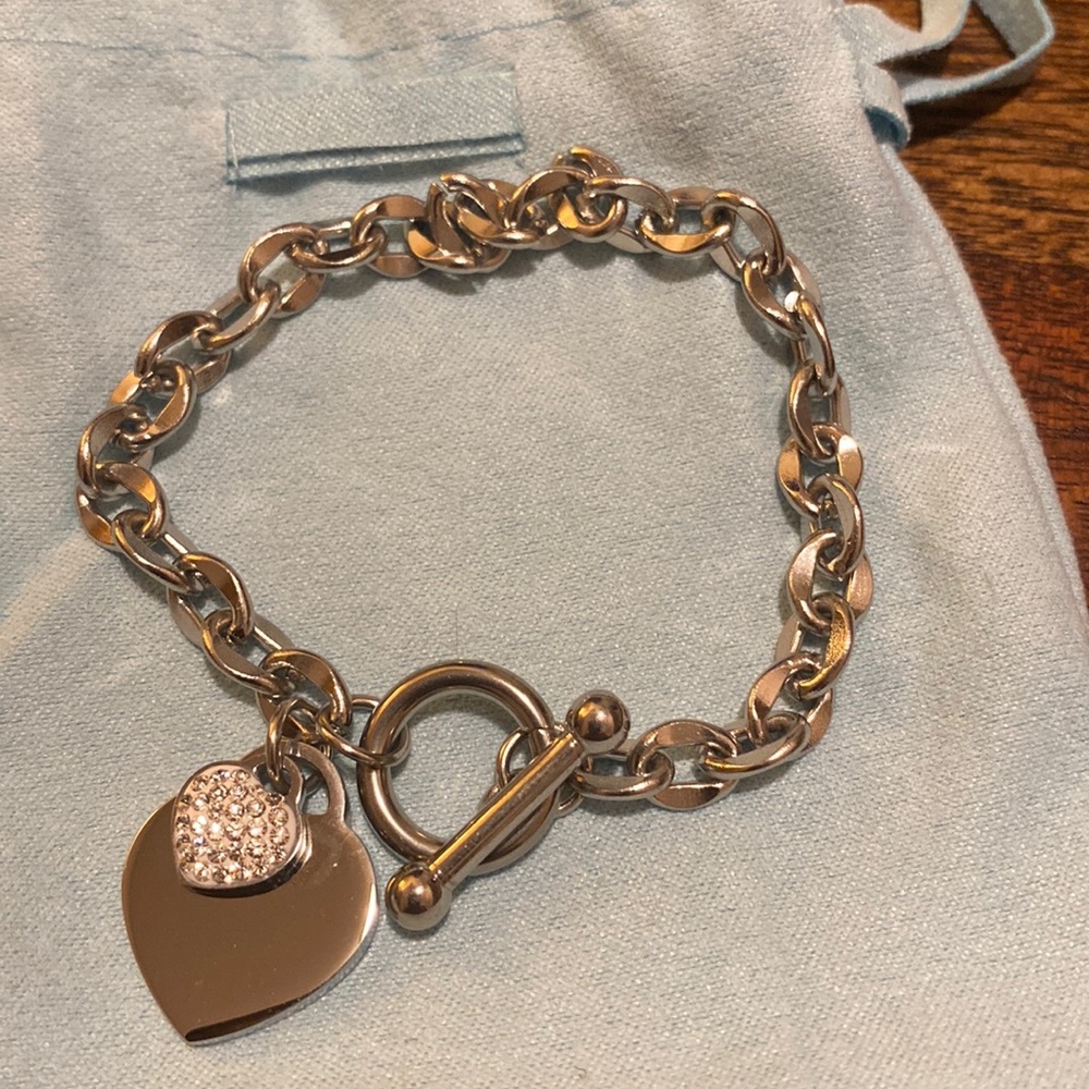 Steel toggle bracelet with double hearts